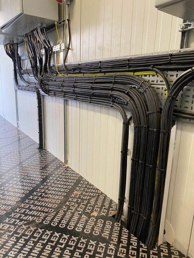 פריסת כבלים ותעלות חשמל